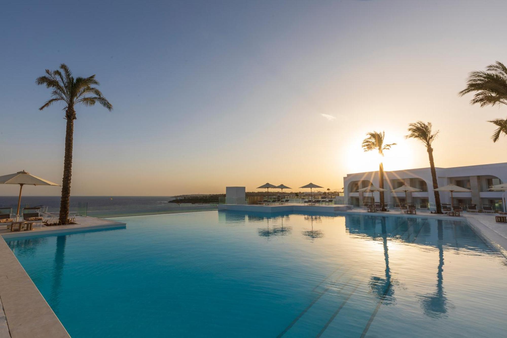White Hills Resort 沙姆沙伊赫 外观 照片 Sunset at the pool of the White Club