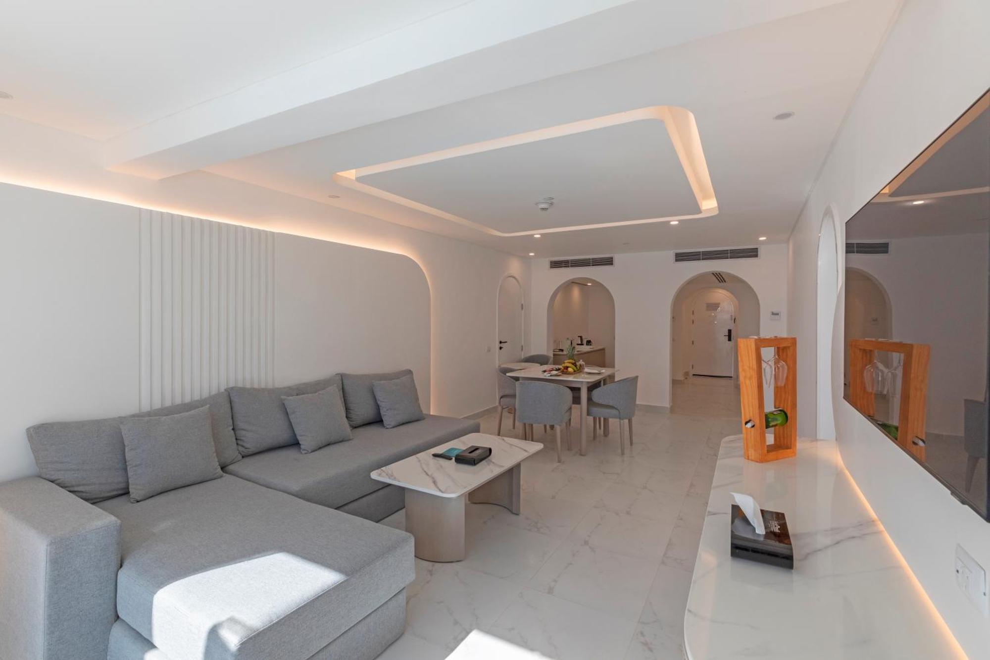 White Hills Resort 沙姆沙伊赫 客房 照片 A living room with indirect lighting
